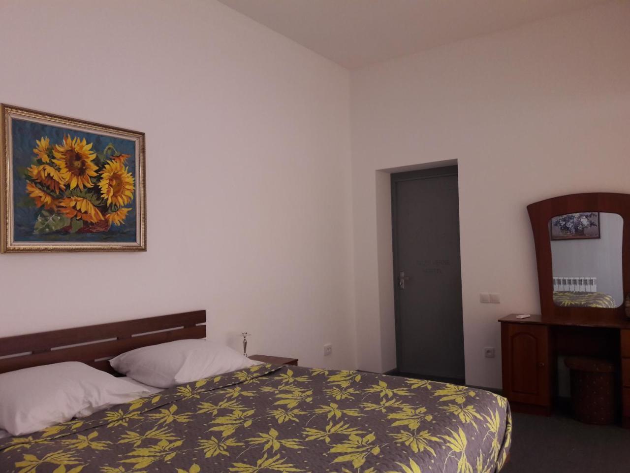Jules Verne Hostel Tashkent Ngoại thất bức ảnh